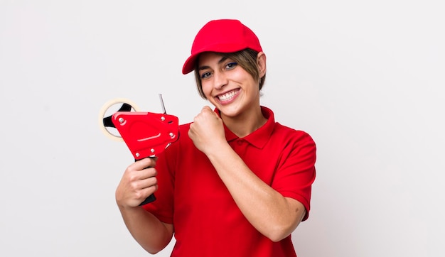 Bonita mujer hispana sintiéndose feliz y enfrentando un desafío o celebrando el concepto de empacadora