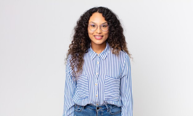 Bonita mujer hispana sonriendo alegre y casualmente con una expresión positiva, feliz, segura y relajada