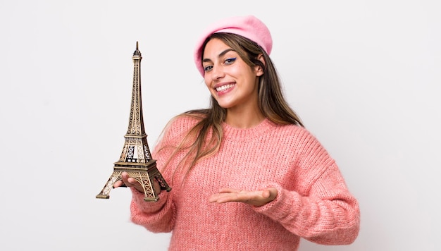 Bonita mujer hispana sonriendo alegremente sintiéndose feliz y mostrando un concepto concepto de francia