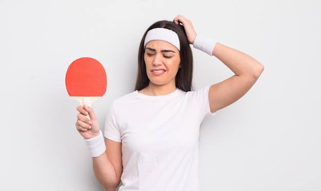 Bonita mujer hispana sonriendo alegremente y soñando despierta o dudando. concepto de ping pong