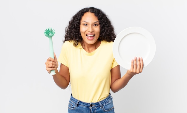 Bonita mujer hispana sosteniendo un plato limpio vacío