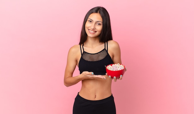 Bonita mujer hispana con un tazón de desayuno de dieta