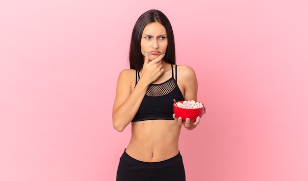 Bonita mujer hispana con un tazón de desayuno de dieta