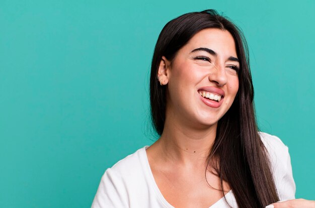 Foto bonita mujer hispana usando un peine para el cabello