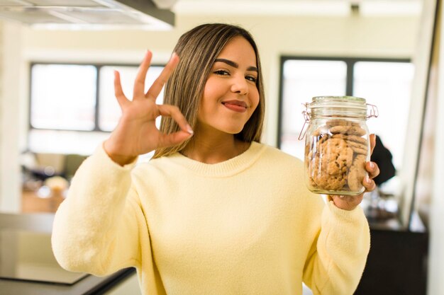 Bonita mujer latina con botellas de galletas caseras