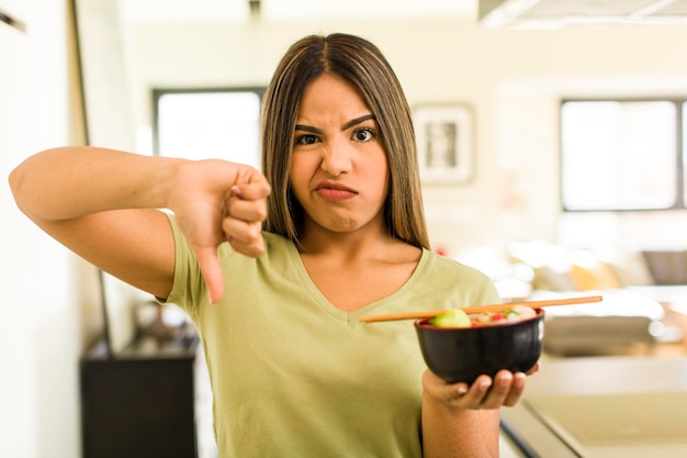 Bonita mujer latina con un tazón de fideos ramen