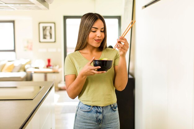 Bonita mujer latina con un tazón de fideos ramen