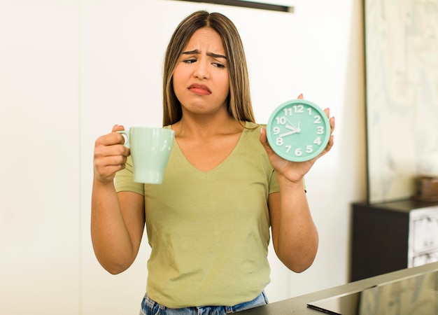 Foto bonita mujer latina tomando una taza de café en casa