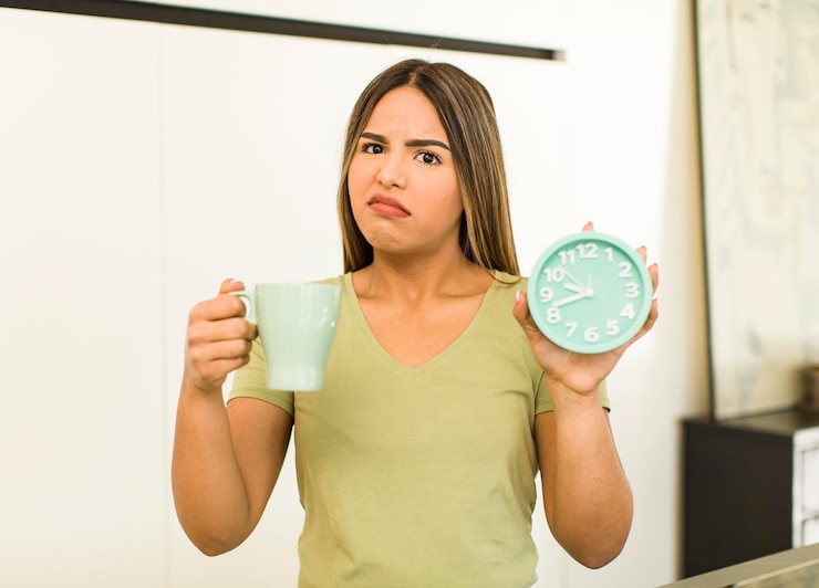 Foto bonita mujer latina tomando una taza de café en casa