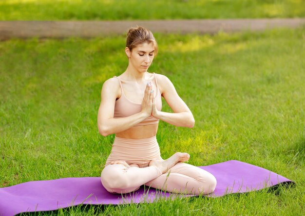 Bonita mujer meditando en el jardín de primavera fresca