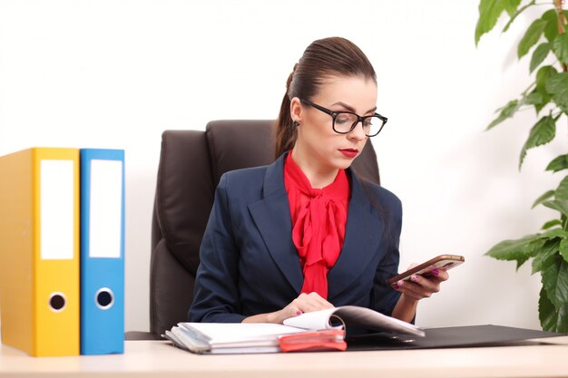 Bonita mujer de negocios trabajando en la oficina
