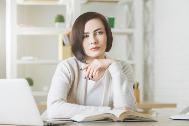 Bonita mujer de negocios trabajando en un proyecto