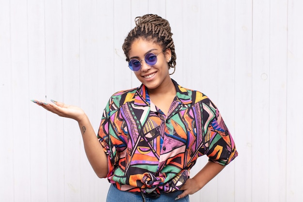 bonita mujer negra con gafas de sol