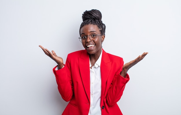 Bonita mujer negra que se siente feliz y asombrada por algo increíble. concepto de empresaria