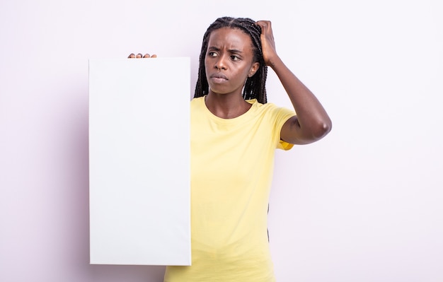 Bonita mujer negra sonriendo felizmente y soñando despierto o dudando. concepto de lienzo en blanco