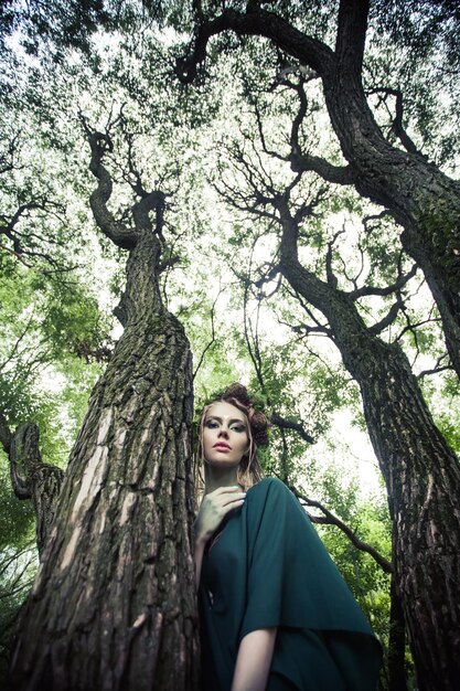 Bonita mujer ninfa en el bosque