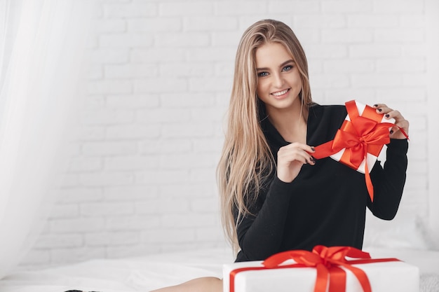 bonita mujer rubia con regalos interior