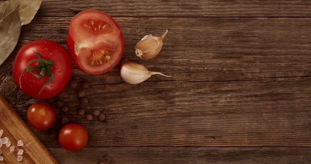 Una bonita naturaleza muerta casera de verduras y condimentos en una mesa de madera natural