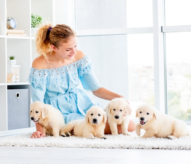 Bonita niña y cachorros retriever