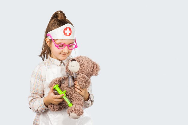 Bonita niña preescolar niña usar uniforme médico