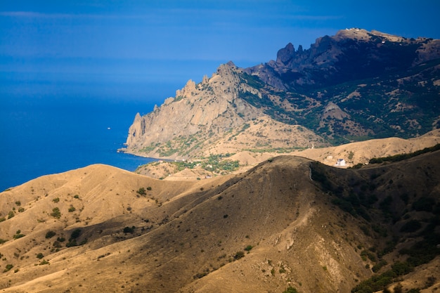 Bonita paisagem montanhosa. Fundo natureza