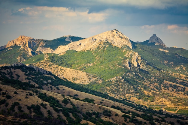 Bonita paisagem montanhosa