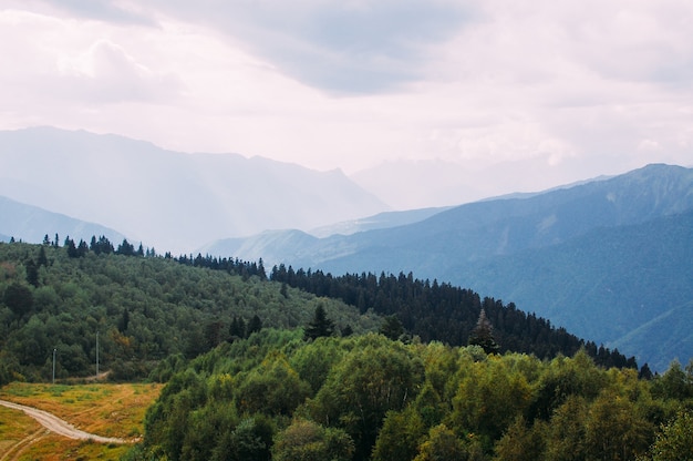 Bonita paisagem montanhosa