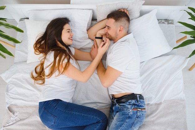 Bonita pareja abrazándose en la cama