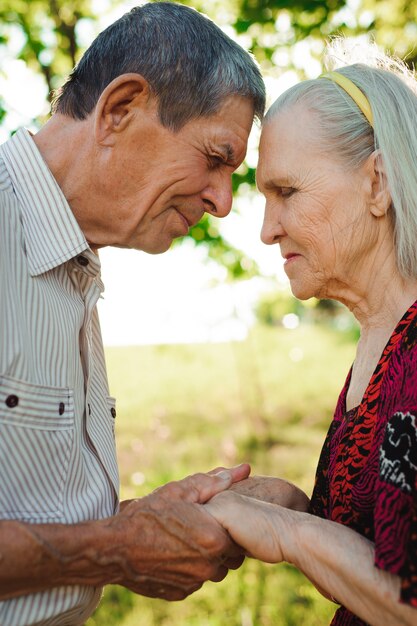 Bonita pareja de ancianos en un parque de verano.