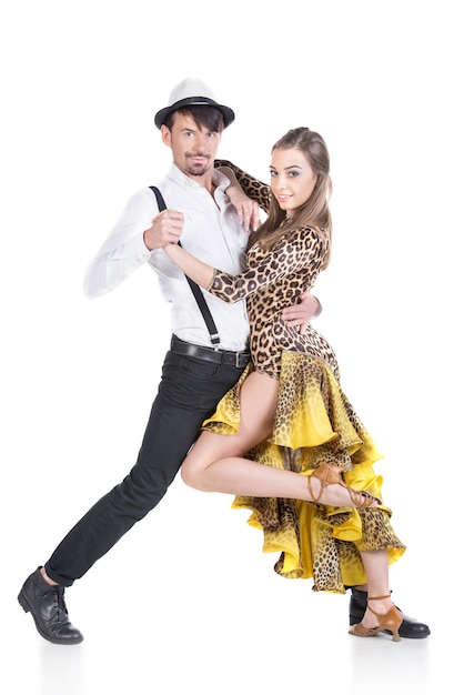 Bonita pareja de bailarines profesionales.