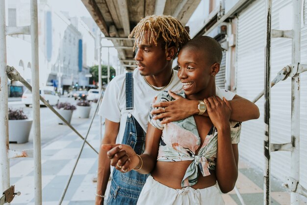 Bonita pareja en las calles.