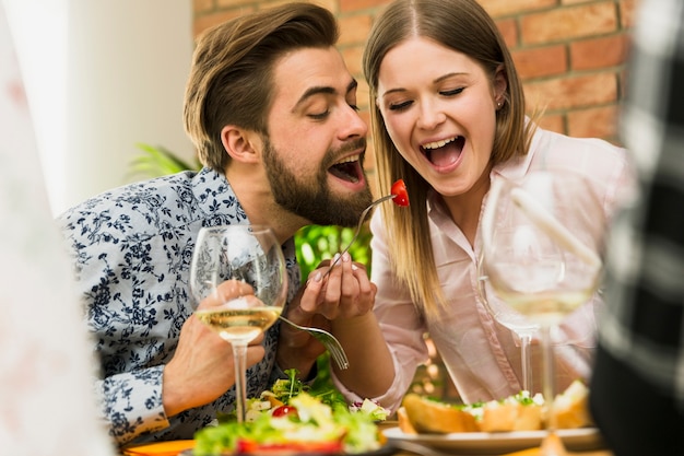 Bonita pareja divirtiéndose juntos