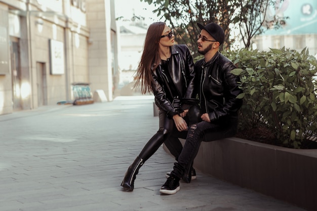 Bonita pareja de enamorados posando en la calle