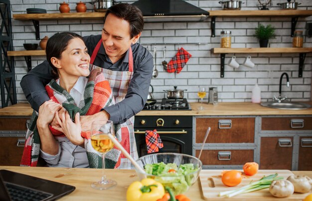 Bonita pareja es en cocina