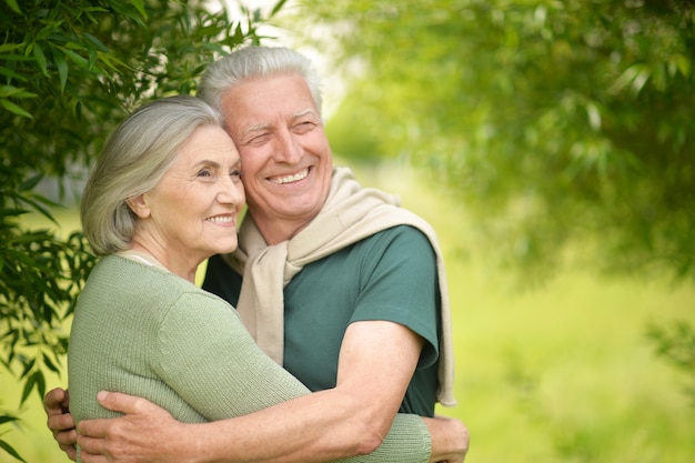 Bonita pareja madura en un parque de primavera