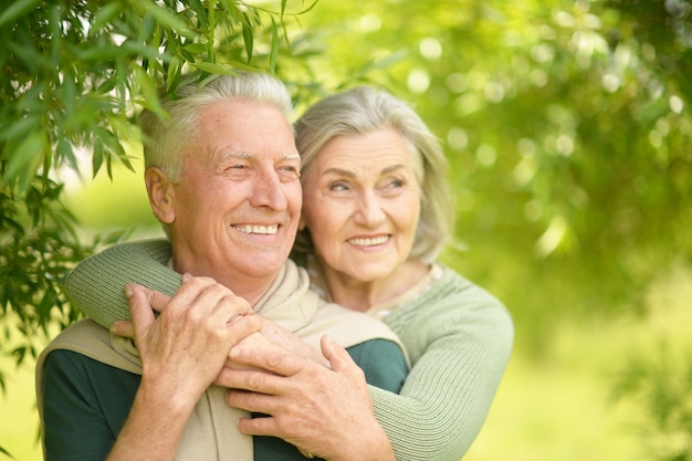 Bonita pareja madura en un parque de primavera