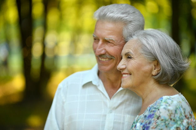 Bonita pareja madura en un parque de primavera