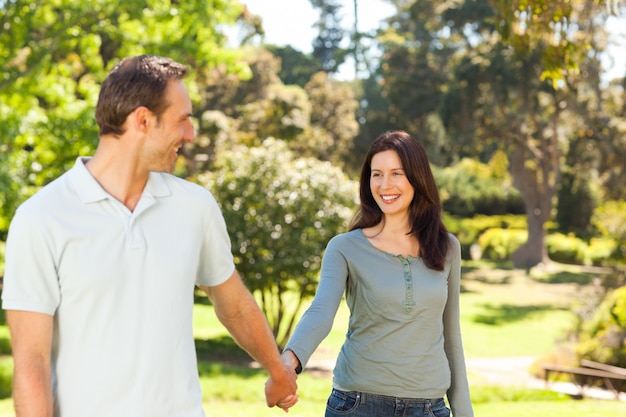 Bonita pareja en el parque