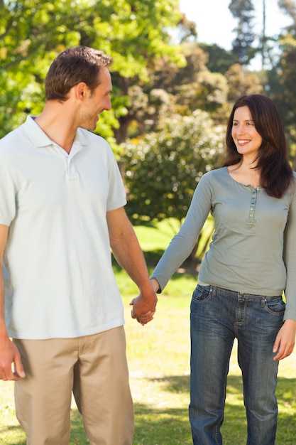 Bonita pareja en el parque