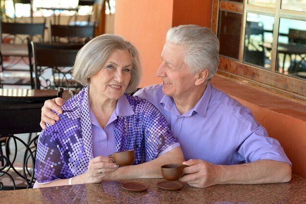 Bonita pareja senior con café de vacaciones