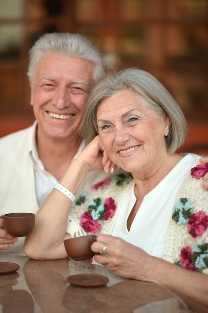 Bonita pareja senior con café de vacaciones