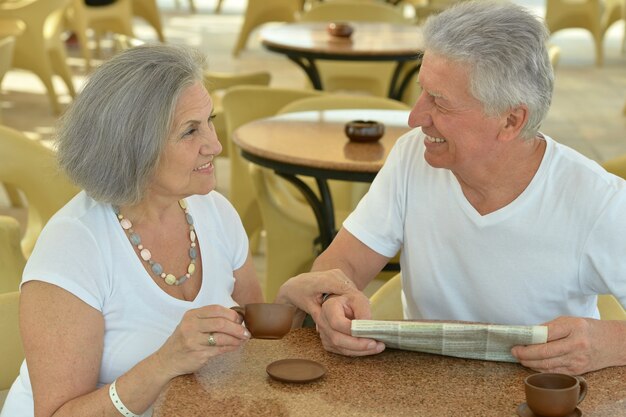 Bonita pareja senior con café de vacaciones