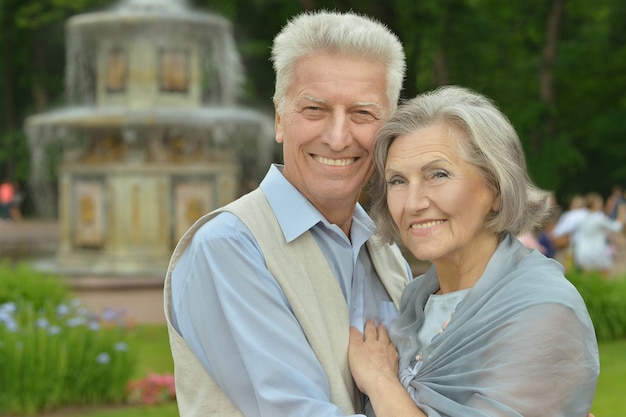 Bonita pareja senior caminando en un parque