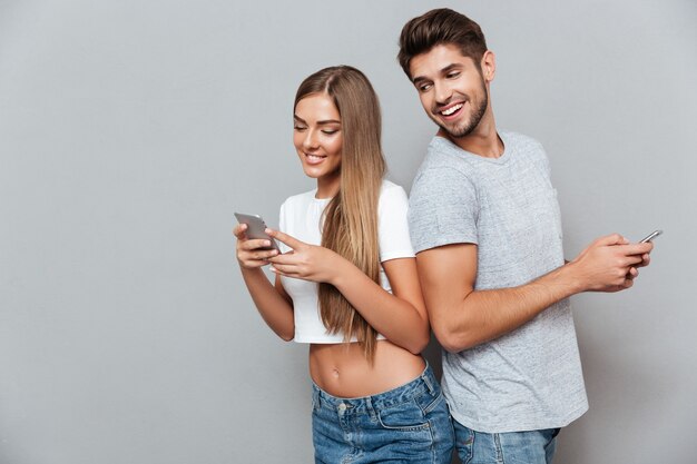 Foto bonita pareja con teléfonos