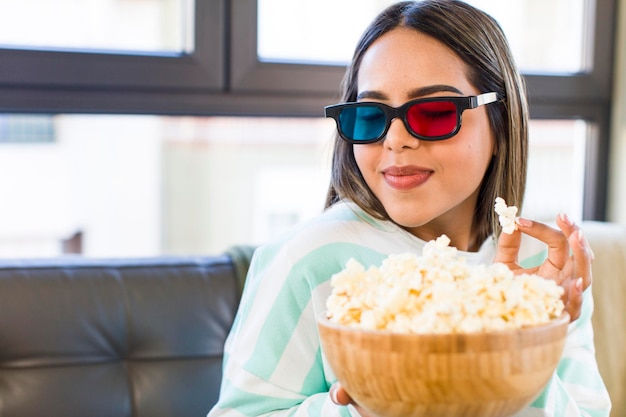 Bonita película de mujer latina y palomitas de maíz.