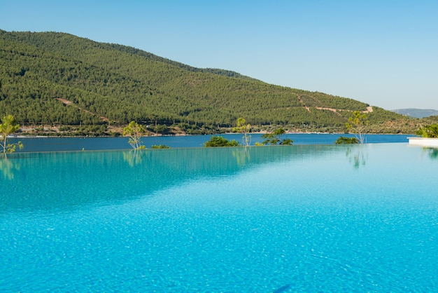 Bonita piscina al aire libre en un brillante día de verano