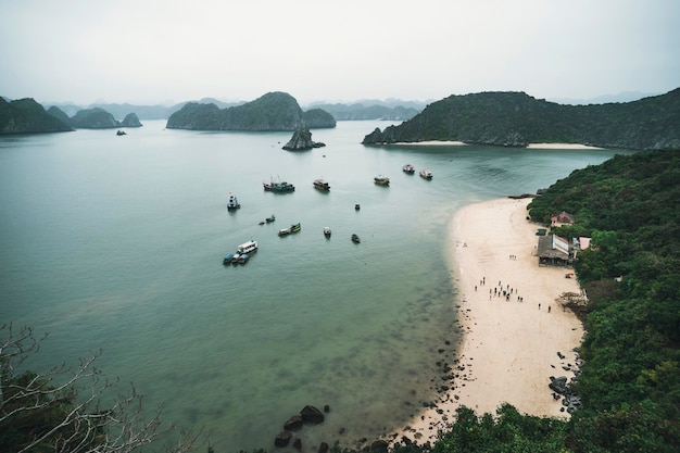 Bonita playa en cat ba island ha long bay vietnam