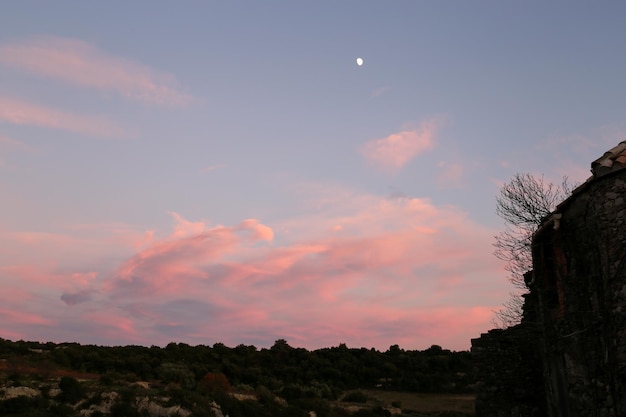 Bonita puesta de sol con cielo rojo