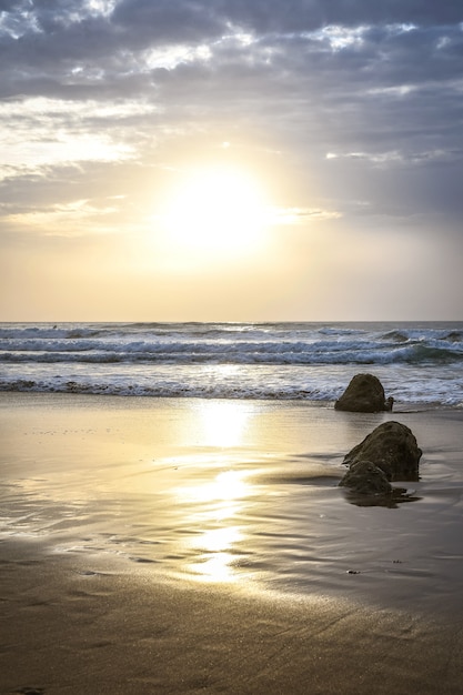 Bonita puesta de sol en la playa de Barrika, País Vasco