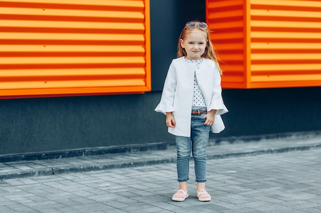 Bonita rubia en bata blanca y jeans